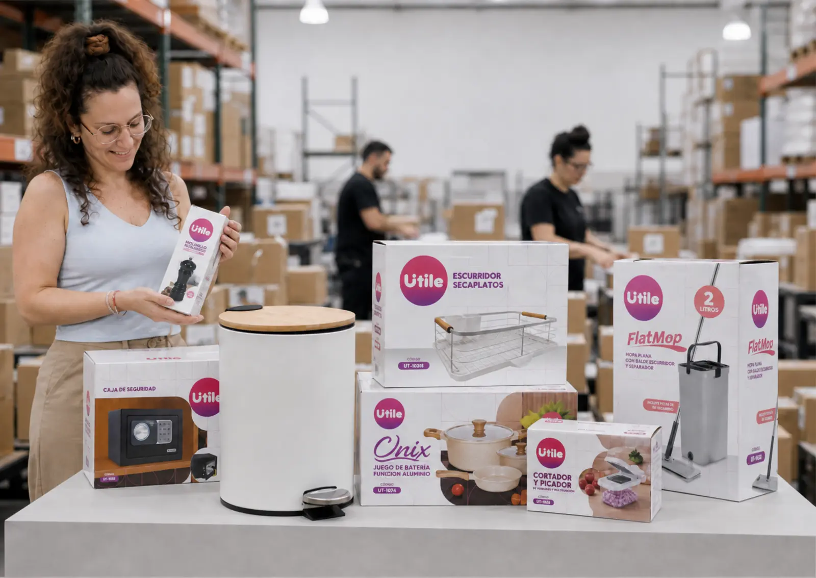 Equipo de Utile preparando productos de bazar y hogar en el depósito